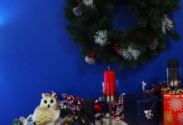 圣诞装饰用槲寄生花环，蜡烛和礼物图片下载