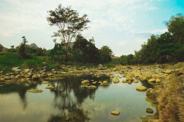 美丽的岩石河在村里图片下载