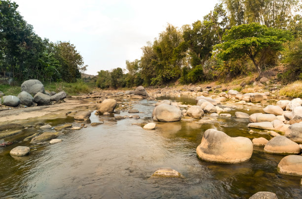 美丽的岩石河在村里图片下载