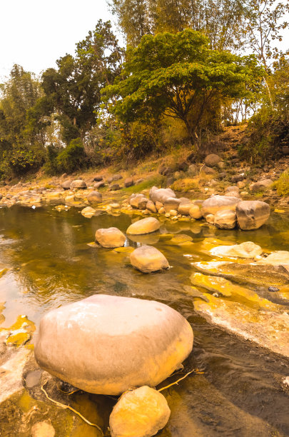 美丽的岩石河在村里图片下载