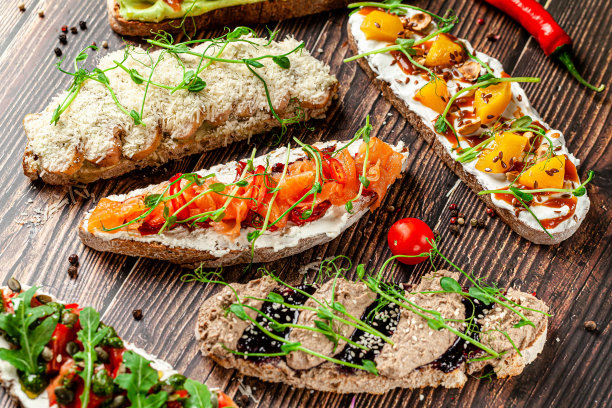 西班牙菜的概念。法式面包配不同的意式烤面包。在餐厅里上菜。的背景图片。副本的空间。图片下载