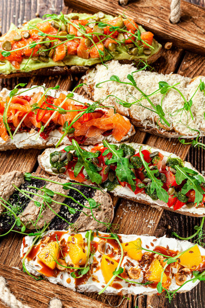 西班牙菜的概念。法式面包配不同的意式烤面包。在餐厅里上菜。的背景图片。副本的空间。图片下载