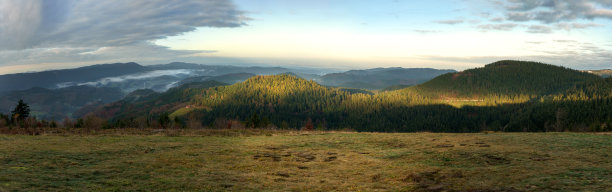 日出的冬天在黑森林山脉的一个地方叫祖弗拉希特与一些雾和多云的天空图片下载
