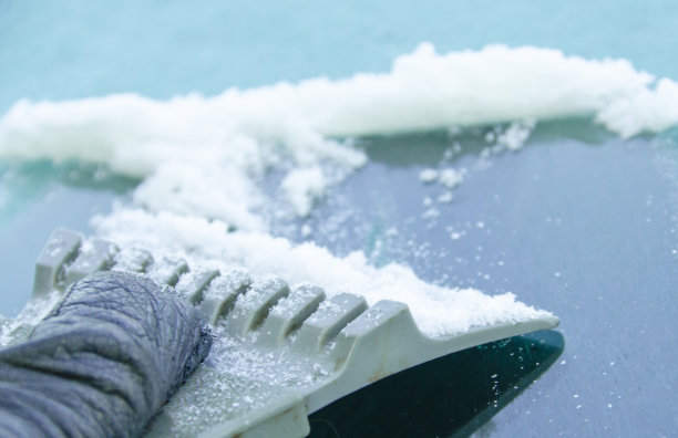 冬天，汽车的前挡风玻璃会被从冰上刮掉图片下载