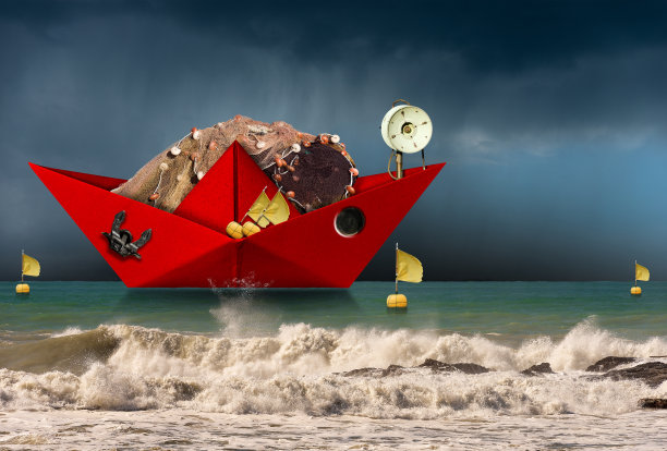 红纸渔船和渔网在一个汹涌的大海图片下载