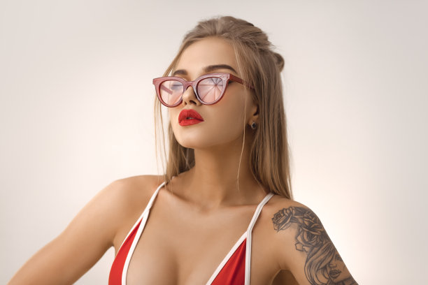 女人在比基尼。穿着泳装的性感女孩图片下载