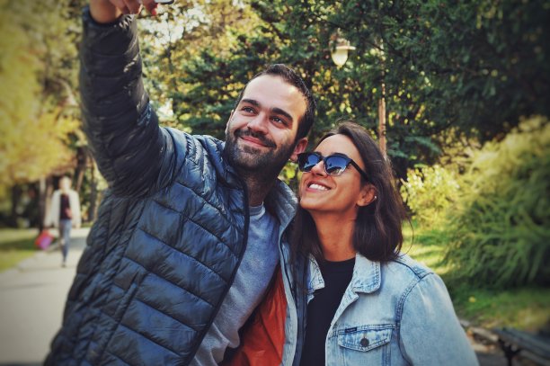 公园里的自拍照图片下载