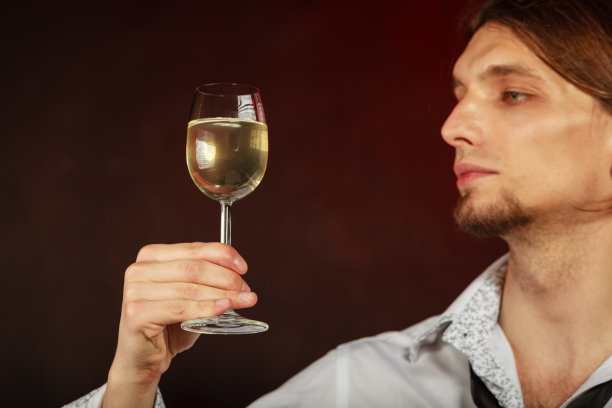 Somellier检查葡萄酒质量。图片下载