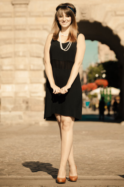 20世纪20年代的时髦女孩站在街上图片下载