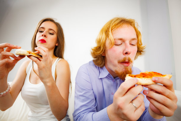 夫妇吃披萨图片下载