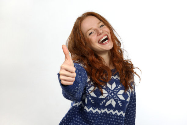 演播室里那个红发蓝毛衣的漂亮女人图片下载