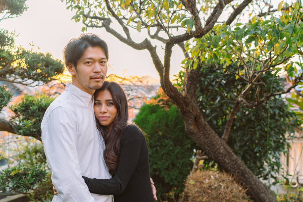 一对年轻夫妇站在自家院子里图片下载