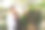 一对年轻夫妇站在自家院子里图片下载