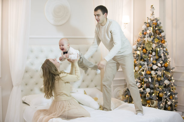 家人在家里过圣诞节图片下载