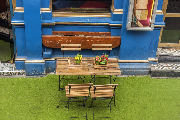 老城区的户外咖啡馆图片下载