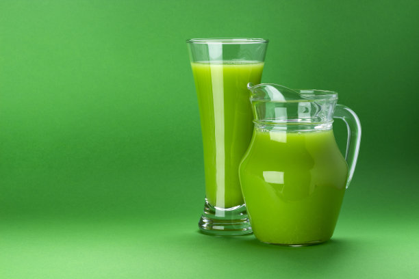 新鲜的苹果和芹菜鸡尾酒孤立的颜色背景与复制空间的文本图片下载