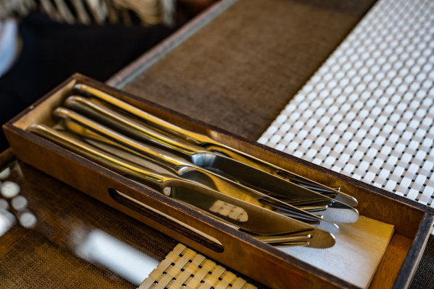 特写照片上的餐具在一个木制的小抽屉里图片下载