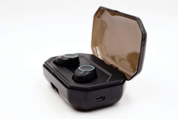 黑色和绿色无线蓝牙耳机素材图片