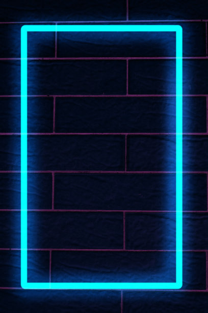 晚上砖墙上的蓝色霓虹灯图片下载