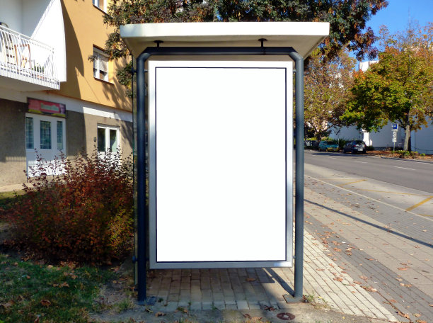 用玻璃和铝框架拼贴在公交车站的公交候车亭图片下载