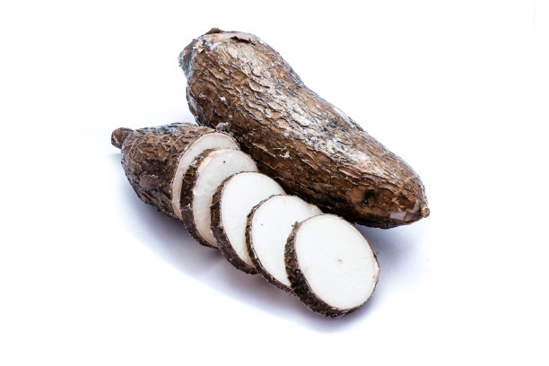 在白色背景上分离的木薯根图片下载