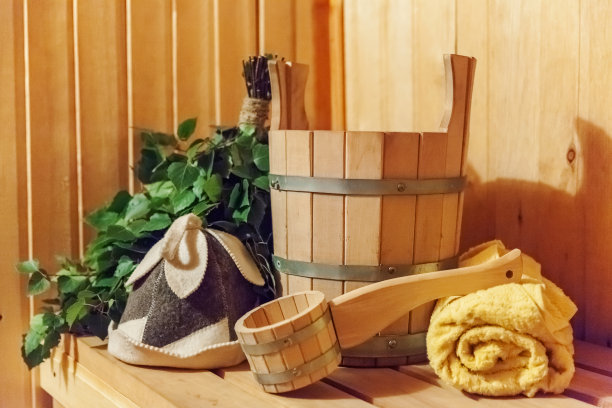 室内细节芬兰桑拿蒸汽浴室与传统桑拿配件盆桦木扫帚勺毡帽毛巾图片下载