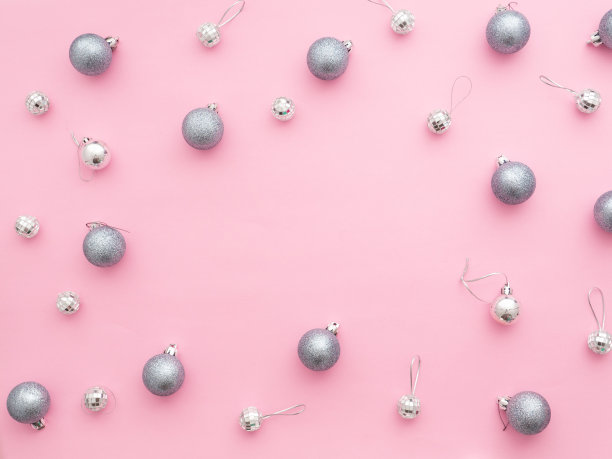 桃红色背景上的银色圣诞球图片下载