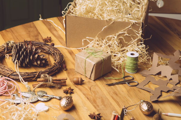 6、零浪费圣诞，生态背景配礼物。牛皮纸和木材。圣诞和新年作文图片下载