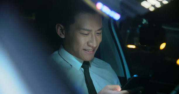 商人在汽车上使用智能手机图片下载
