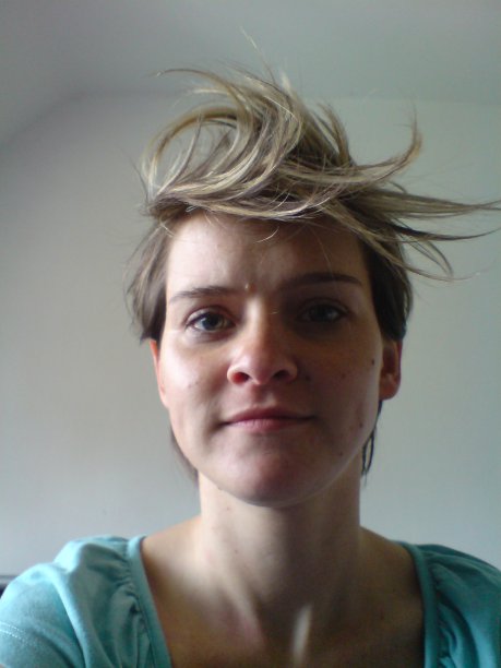 自画像短发型图片下载