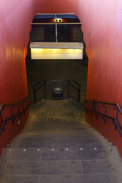 到车站地下隧道的楼梯图片下载