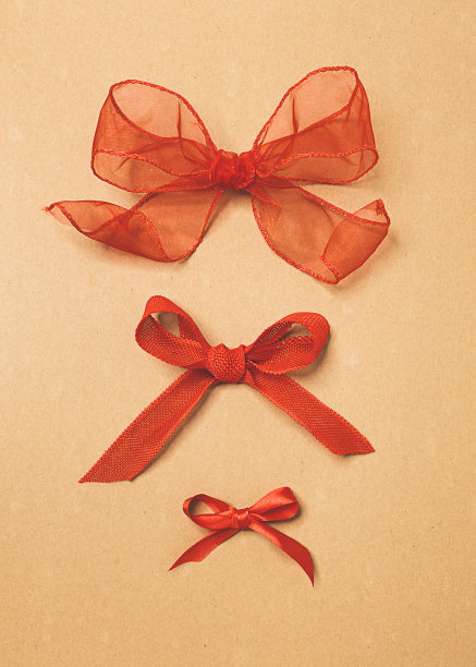 白色背景上的红色蝴蝶结图片下载