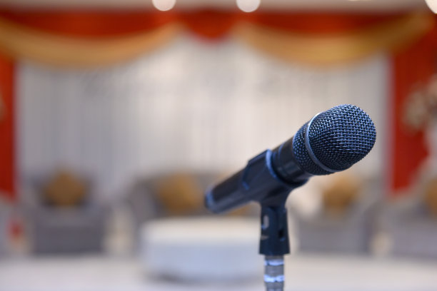 把礼堂里讲台上的麦克风关上图片下载