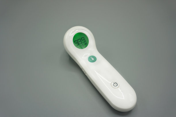 医学额头数字温度计上的灰色背景图片下载