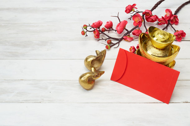 在白色木质背景上祝你春节快乐。文本空间图像。(“福”字寓意财富)图片下载