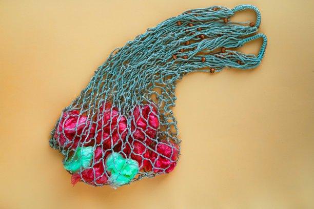 网袋里装满了塑料袋水果。图片下载