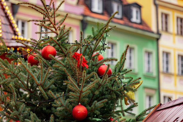 波兰弗罗茨瓦夫市场上的圣诞树装饰品图片下载