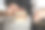 女孩厨师拿着一块蛋糕在厨房里图片下载