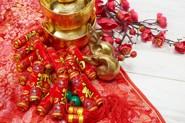 在白色木质背景上祝你春节快乐。文本空间图像。(“福”字寓意财富)图片下载