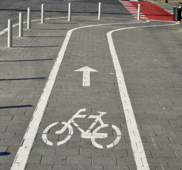 在市区人行道上的自行车道图片下载