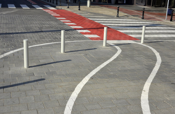 过马路给行人和骑自行车的人图片下载