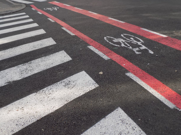 城市街道上的自行车道图片下载