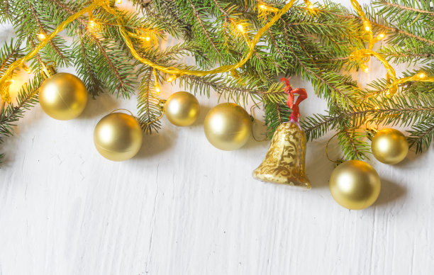 美丽的圣诞装饰(小玩意，灯，松枝)在古老的白色，木制背景。包含文本的位置图片下载