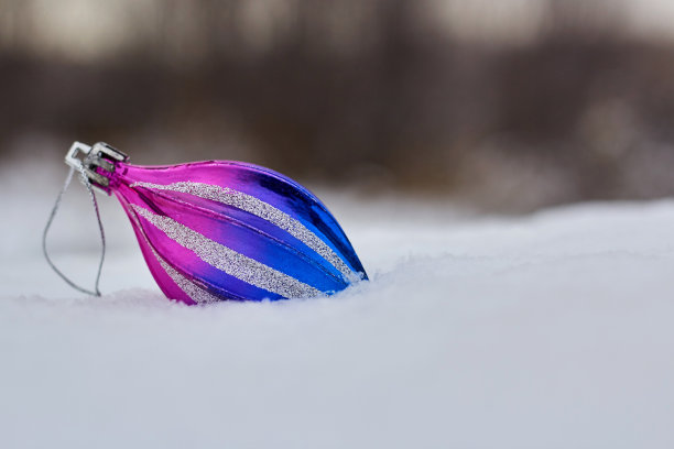 节日的玩具在街上下雪。这张照片适合做明信片的设计师。图片下载