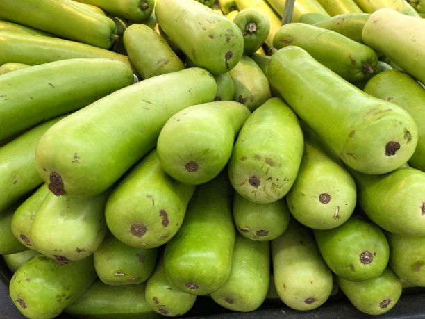 新鲜市场上的一堆绿色长葫芦图片下载