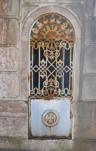 墓园的铁门Cemitério dos Prazeres在里斯本，葡萄牙，欧洲图片下载