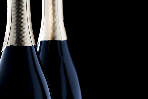 黑色背景的香槟酒杯，带有文字或设计空间的杂志和商业照片，节日和庆祝食物和饮料照片图片下载