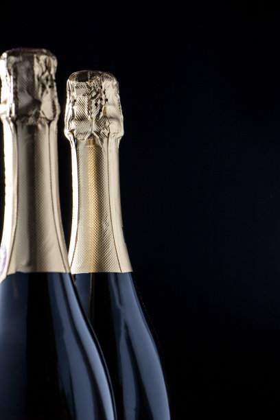 黑色背景的香槟酒杯，带有文字或设计空间的杂志和商业照片，节日和庆祝食物和饮料照片图片下载