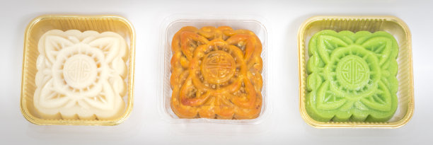 工作室拍摄的月饼和雪皮蛋奶冻在透明的密封包装上隔离白色图片下载