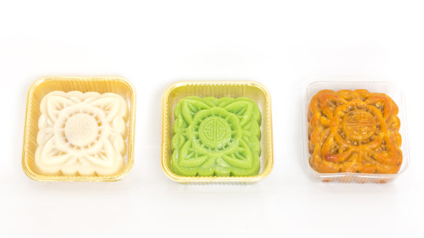 工作室拍摄的月饼和雪皮蛋奶冻在透明的密封包装上隔离白色图片下载